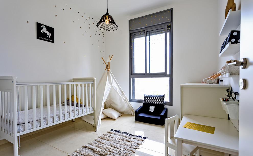 Imagen de habitación de bebé neutra nórdica con paredes blancas y suelo beige