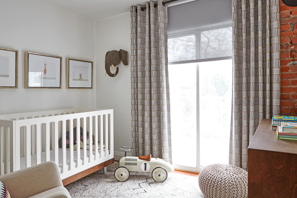 Стильный дизайн: маленькая нейтральная комната для малыша в стиле неоклассика (современная классика) с белыми стенами, светлым паркетным полом и бежевым полом для на участке и в саду - последний тренд