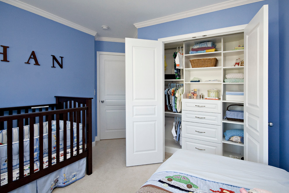 Idéer för att renovera ett mellanstort funkis babyrum, med blå väggar, heltäckningsmatta och beiget golv