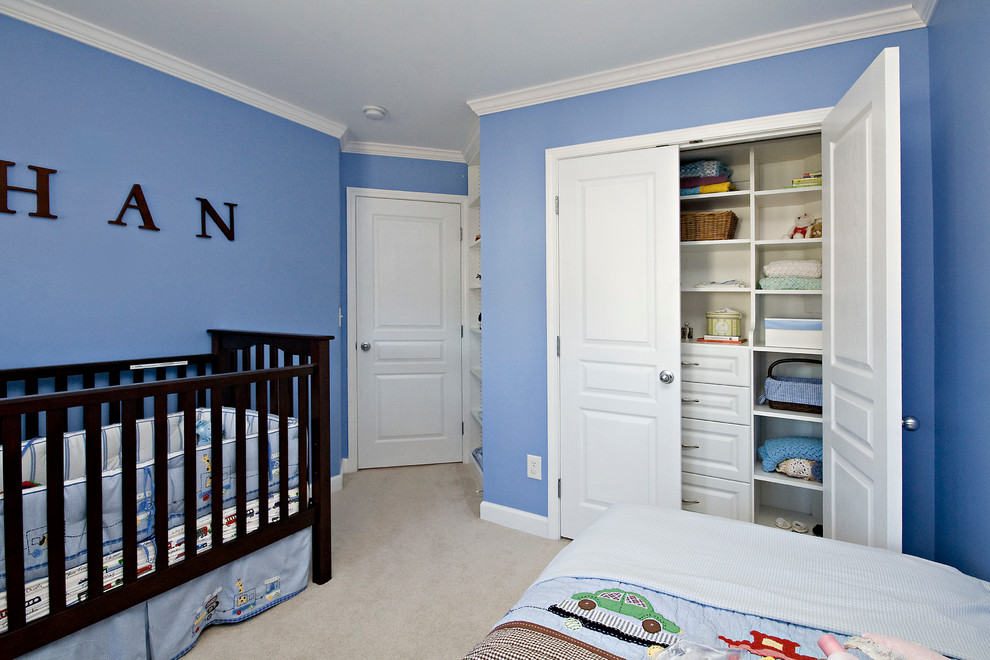 Идея дизайна: комната для малыша среднего размера в современном стиле с синими стенами, ковровым покрытием и бежевым полом для мальчика