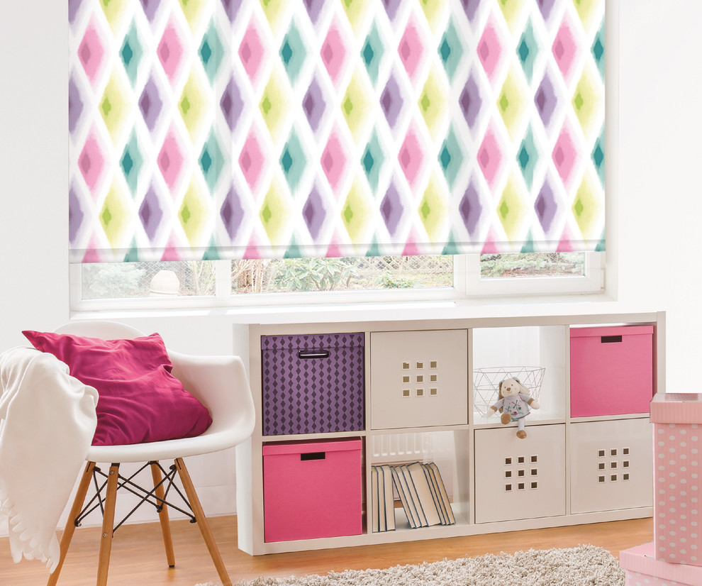 Aménagement d'une chambre de bébé fille craftsman de taille moyenne avec un mur blanc et parquet clair.