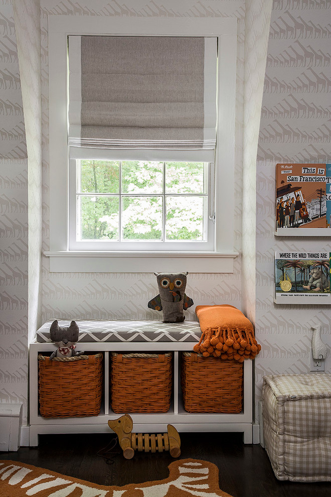 Idées déco pour une chambre de bébé neutre classique avec un mur gris et parquet foncé.