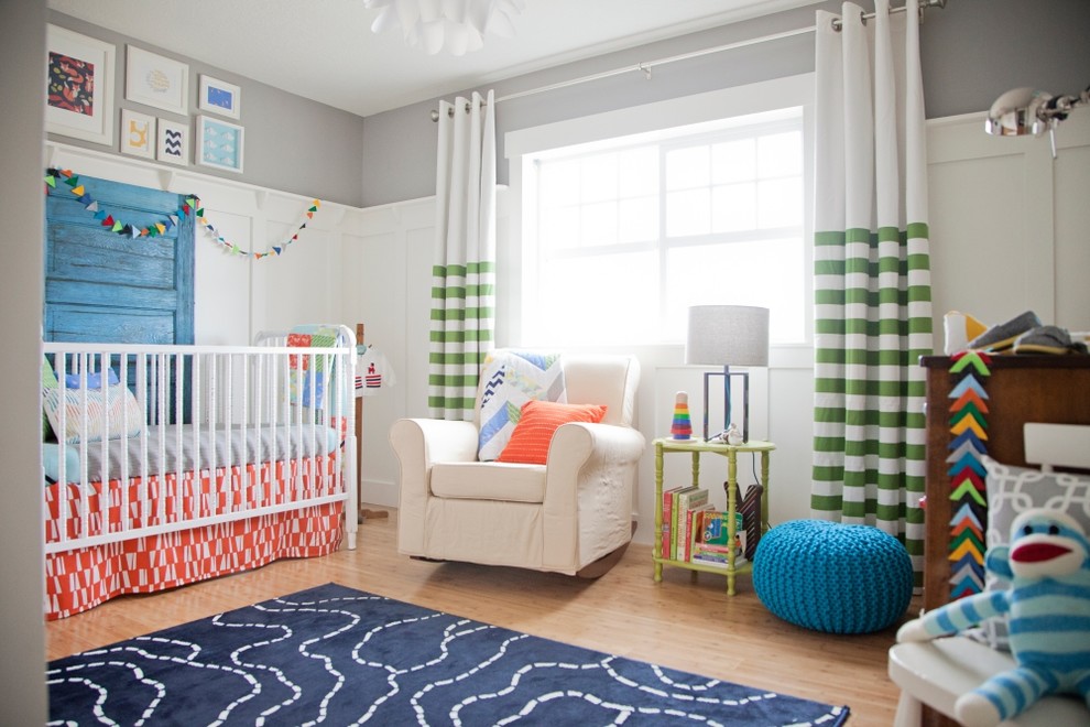 ソルトレイクシティにあるトラディショナルスタイルのおしゃれな赤ちゃん部屋 (グレーの壁、無垢フローリング、ベージュの床) の写真
