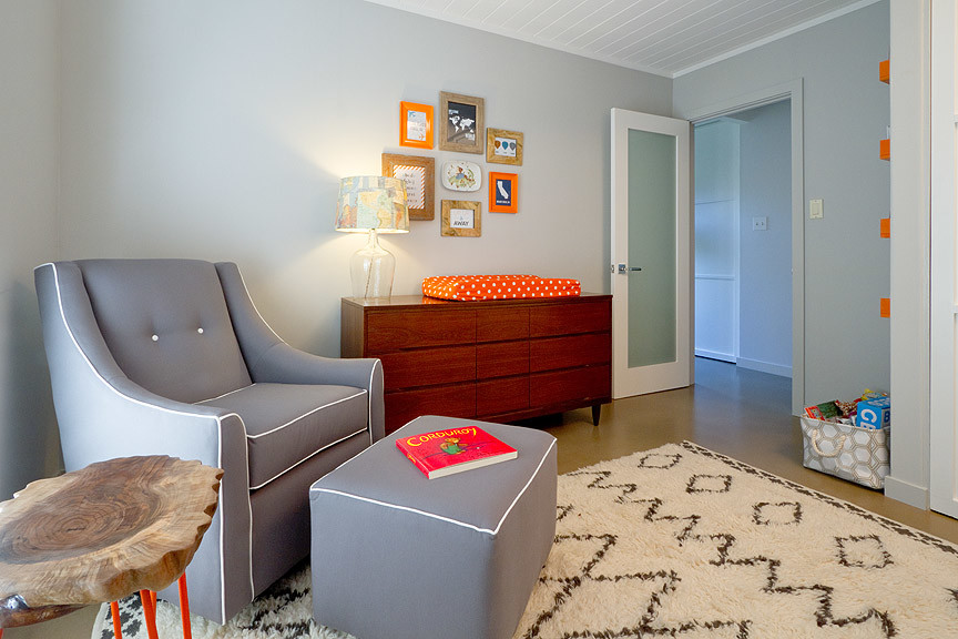 Immagine di una cameretta per neonati neutra minimalista con pareti grigie