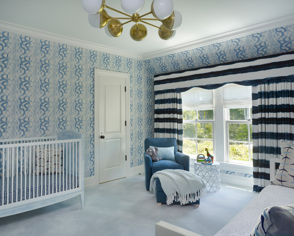 Пример оригинального дизайна: комната для малыша в стиле неоклассика (современная классика) с синими стенами, ковровым покрытием и синим полом для мальчика