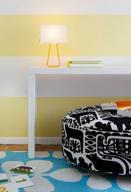 Foto de habitación de bebé neutra actual con paredes amarillas, suelo de madera en tonos medios y suelo marrón