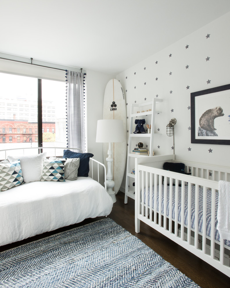 Свежая идея для дизайна: нейтральная комната для малыша в морском стиле с разноцветными стенами и темным паркетным полом - отличное фото интерьера