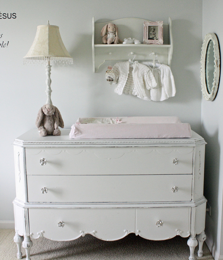 Diseño de habitación de bebé niña romántica con paredes blancas