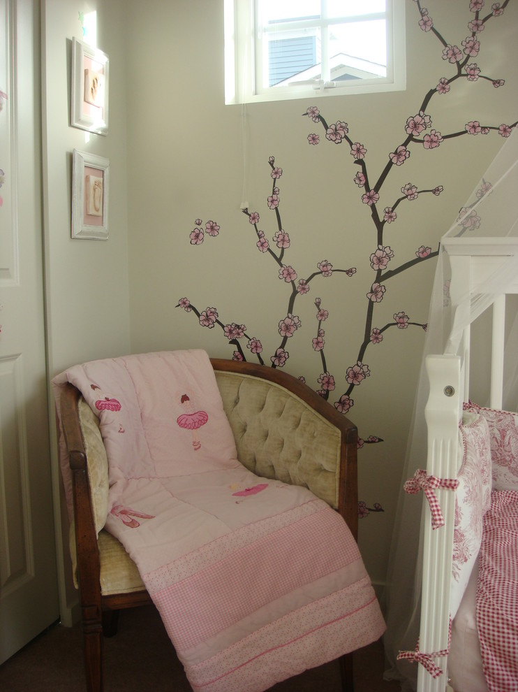 Exemple d'une chambre de bébé fille éclectique.