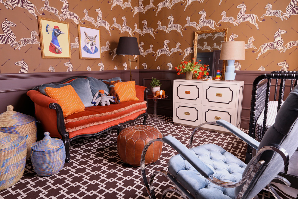 На фото: нейтральная комната для малыша среднего размера в стиле фьюжн с коричневыми стенами и ковровым покрытием