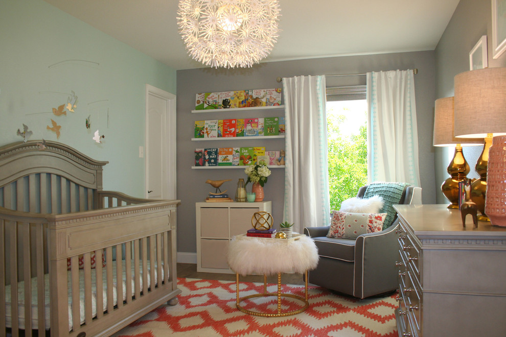 Ejemplo de habitación de bebé niña ecléctica de tamaño medio con paredes grises y suelo de madera oscura