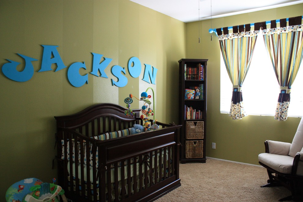 Inspiration pour une chambre de bébé garçon bohème avec un mur vert et moquette.