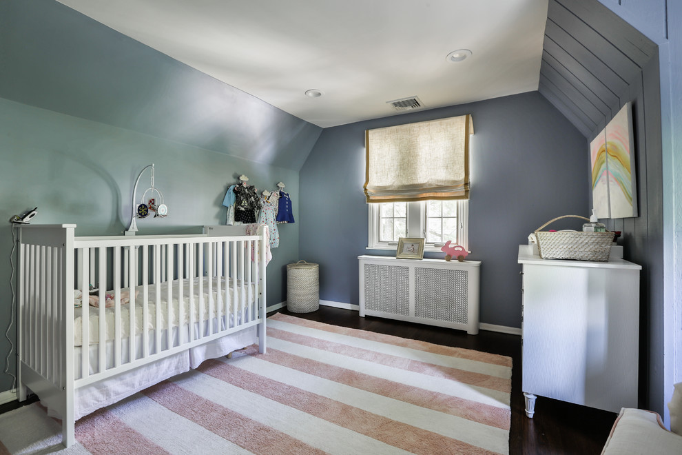 Идея дизайна: комната для малыша среднего размера в стиле неоклассика (современная классика) с серыми стенами, темным паркетным полом и коричневым полом для девочки