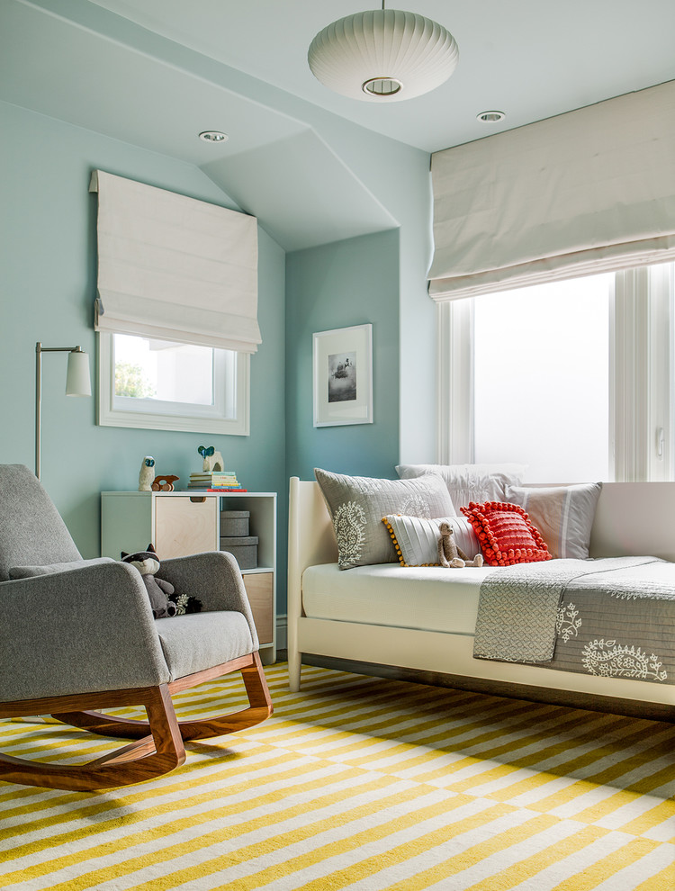 Свежая идея для дизайна: нейтральная комната для малыша среднего размера в современном стиле с синими стенами и ковровым покрытием - отличное фото интерьера