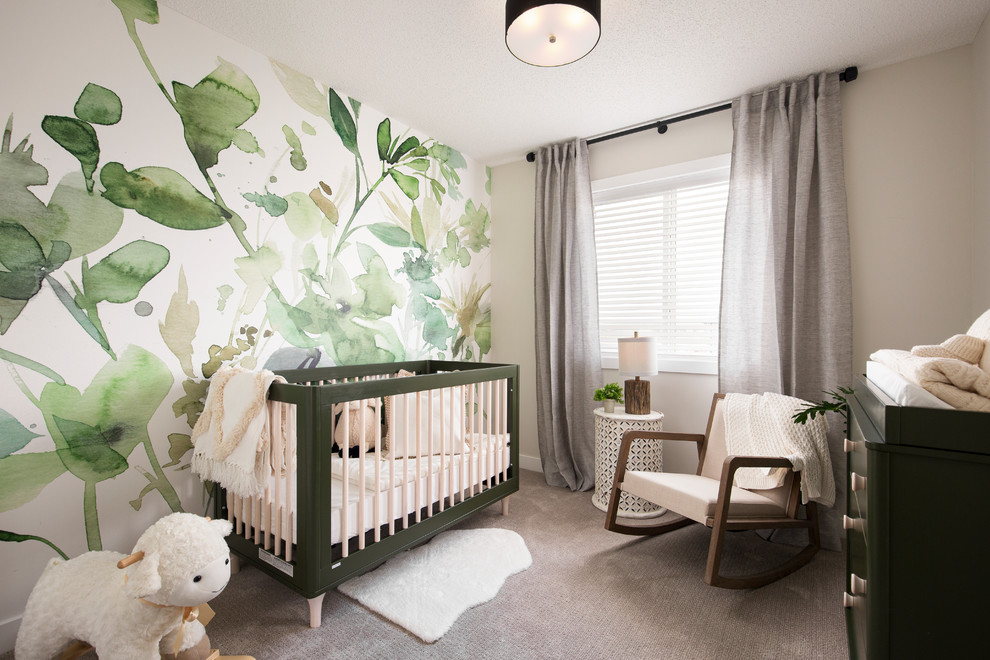 Diseño de habitación de bebé neutra contemporánea con paredes beige, moqueta y suelo beige