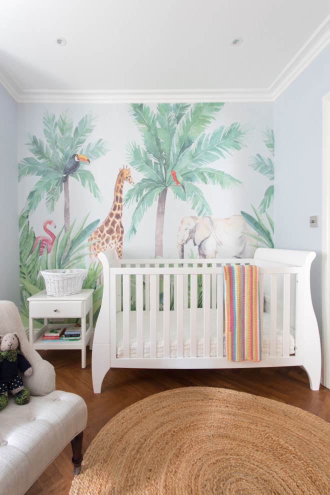 Immagine di una cameretta per neonato contemporanea di medie dimensioni con pareti blu, pavimento marrone, carta da parati, parquet scuro e soffitto ribassato
