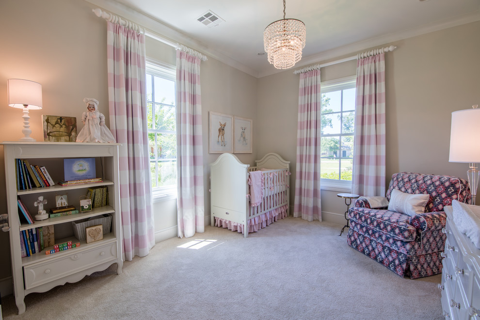 Cette photo montre une grande chambre de bébé fille chic avec un mur beige, moquette et un sol blanc.