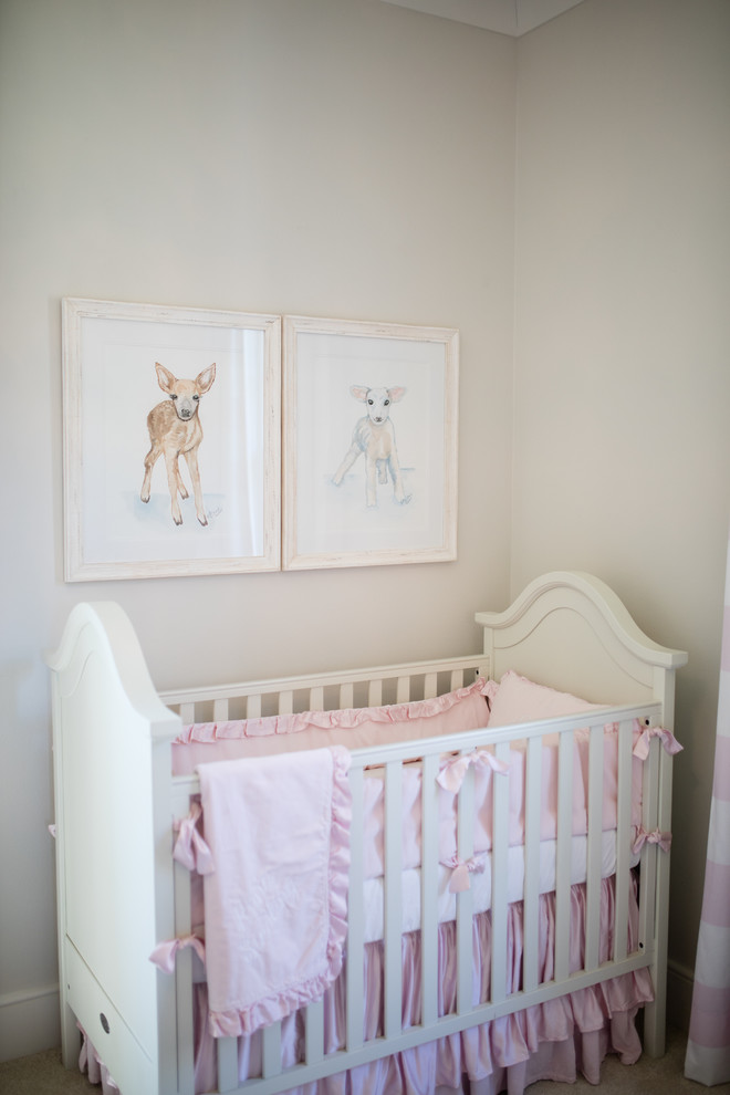 Cette photo montre une grande chambre de bébé fille chic avec un mur beige, moquette et un sol blanc.