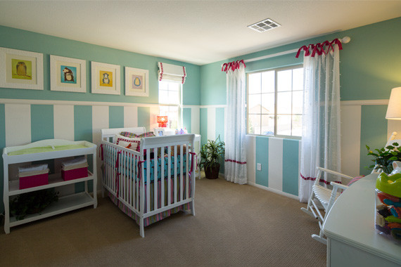 ラスベガスにあるサンタフェスタイルのおしゃれな赤ちゃん部屋の写真