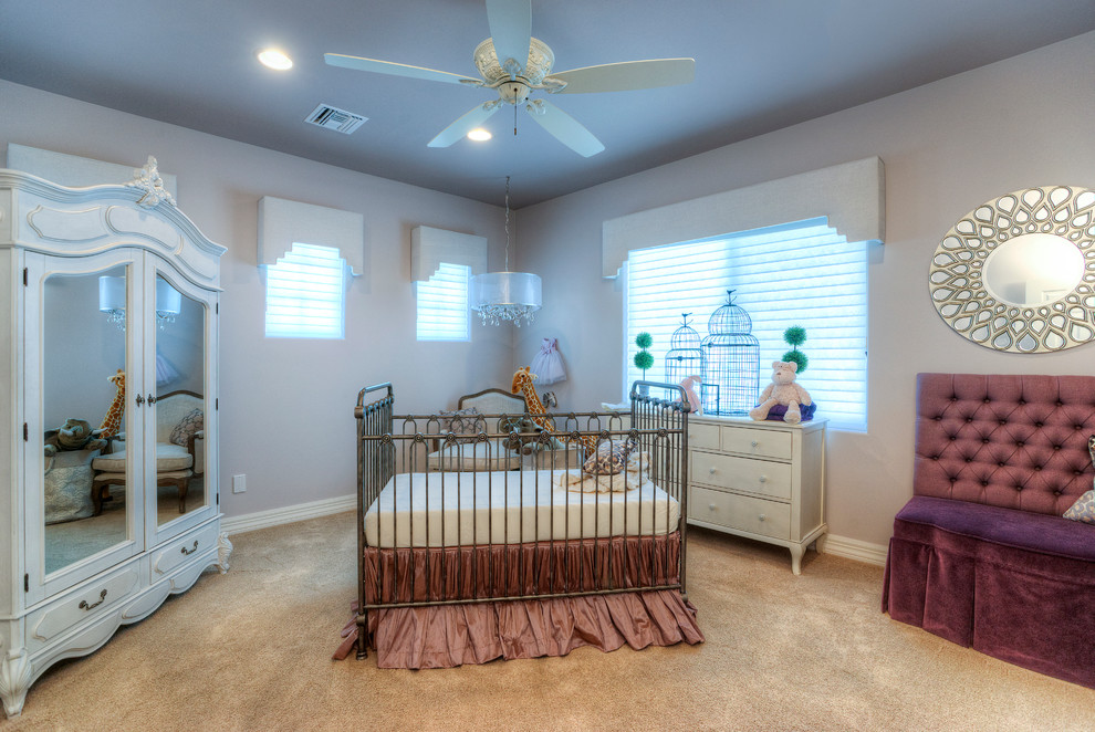 Источник вдохновения для домашнего уюта: большая комната для малыша в классическом стиле с фиолетовыми стенами и ковровым покрытием для девочки