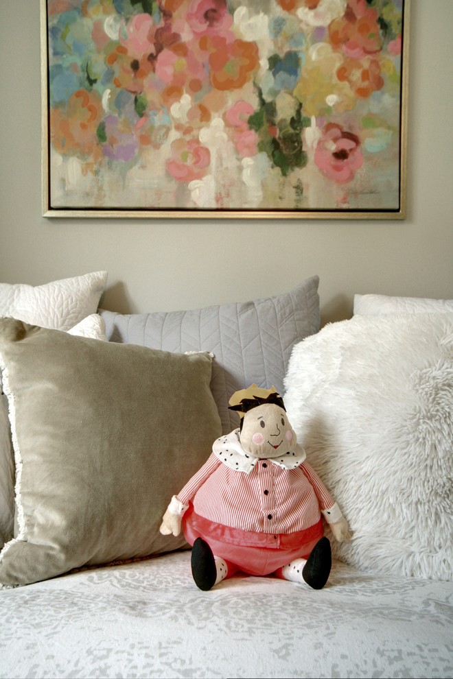 Idée de décoration pour une chambre de bébé neutre tradition de taille moyenne avec un mur gris, parquet clair et un sol marron.