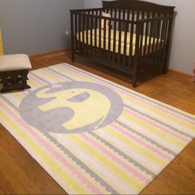 Diseño de habitación de bebé neutra minimalista de tamaño medio
