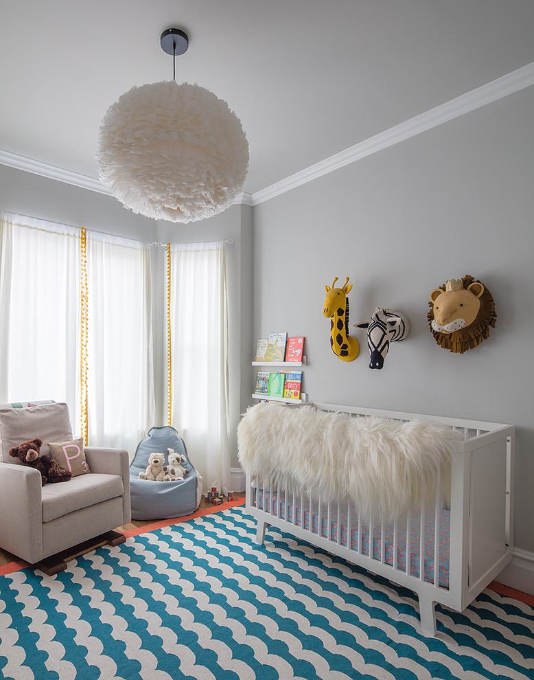 Réalisation d'une chambre de bébé neutre tradition avec un mur gris et un sol bleu.