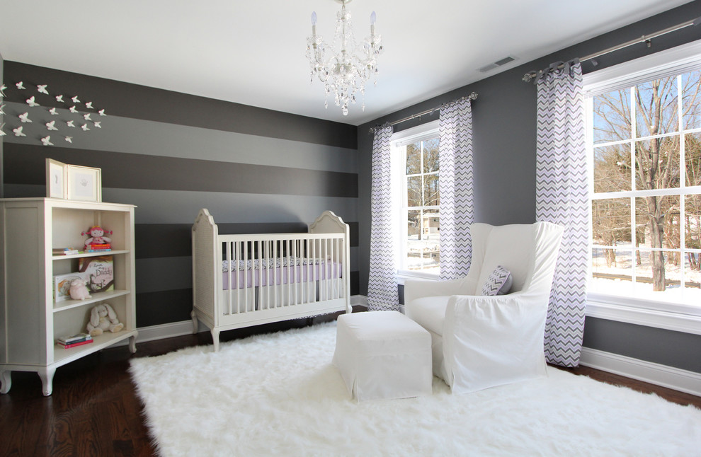 ニューヨークにある高級な中くらいなモダンスタイルのおしゃれな赤ちゃん部屋 (グレーの壁、濃色無垢フローリング、女の子用) の写真