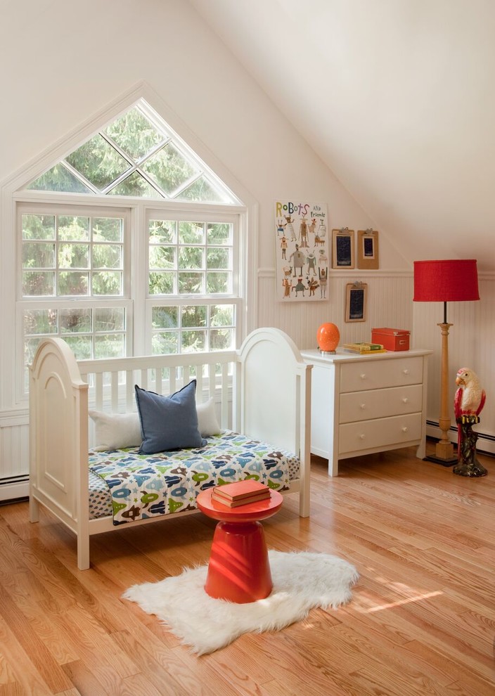 Modelo de habitación de bebé neutra clásica de tamaño medio con paredes blancas y suelo de madera clara
