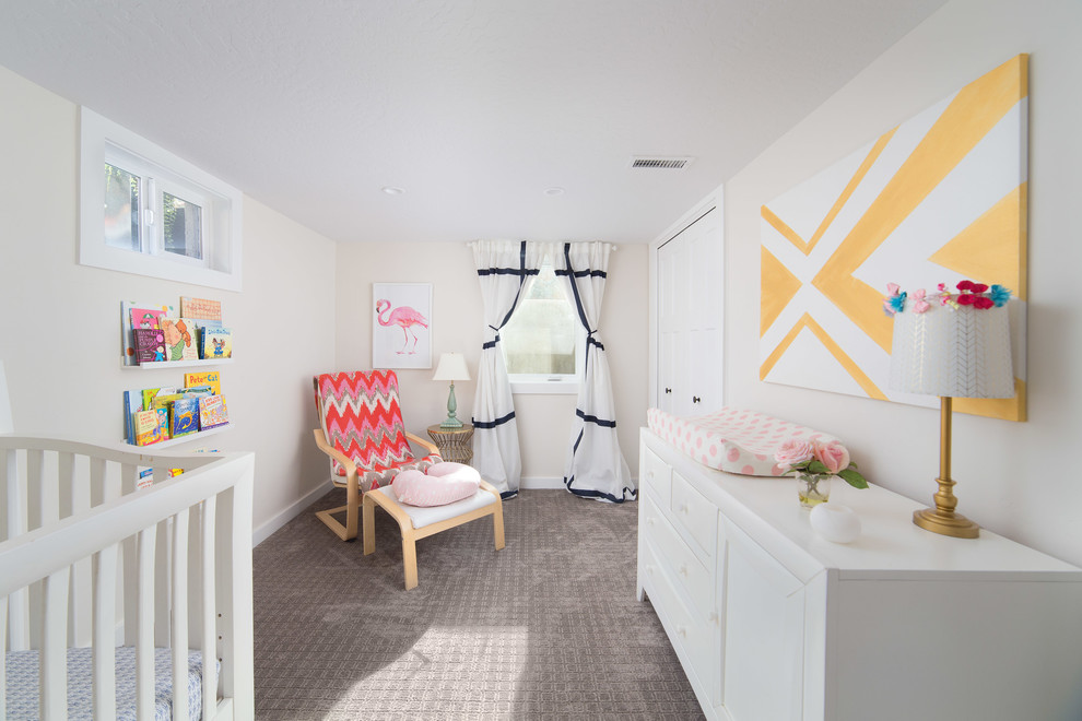 Стильный дизайн: комната для малыша среднего размера в современном стиле с бежевыми стенами и ковровым покрытием для девочки - последний тренд