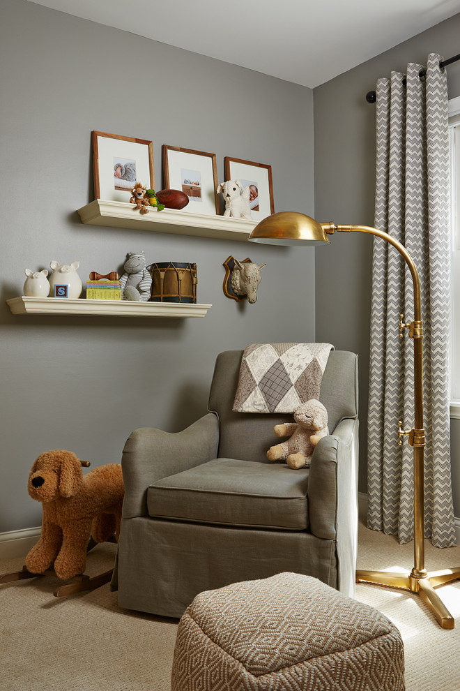 Пример оригинального дизайна: нейтральная комната для малыша среднего размера в стиле неоклассика (современная классика) с серыми стенами и ковровым покрытием