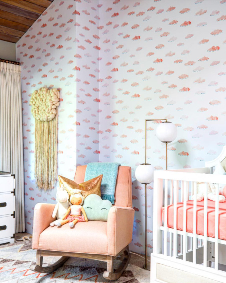 Modernes Babyzimmer mit bunten Wänden in Orange County