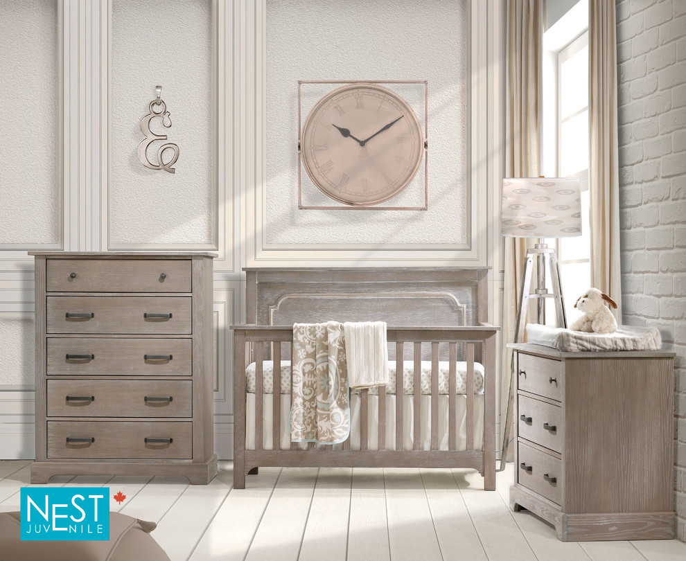 Ejemplo de habitación de bebé neutra clásica con paredes beige y suelo de madera clara