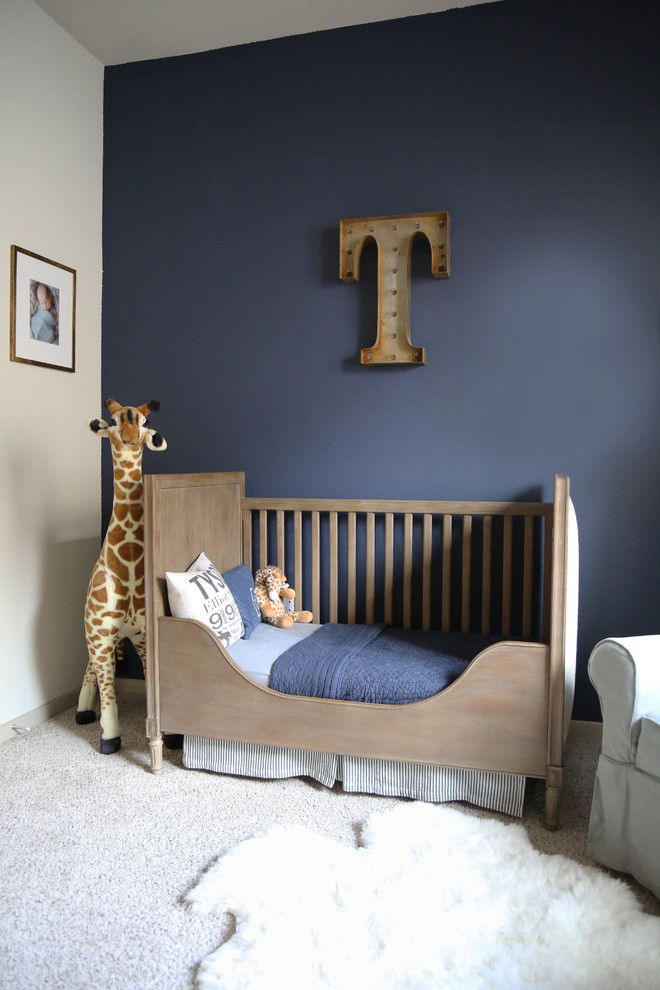 ヒューストンにあるお手頃価格の中くらいなトランジショナルスタイルのおしゃれな赤ちゃん部屋 (青い壁、カーペット敷き、男の子用、ベージュの床) の写真