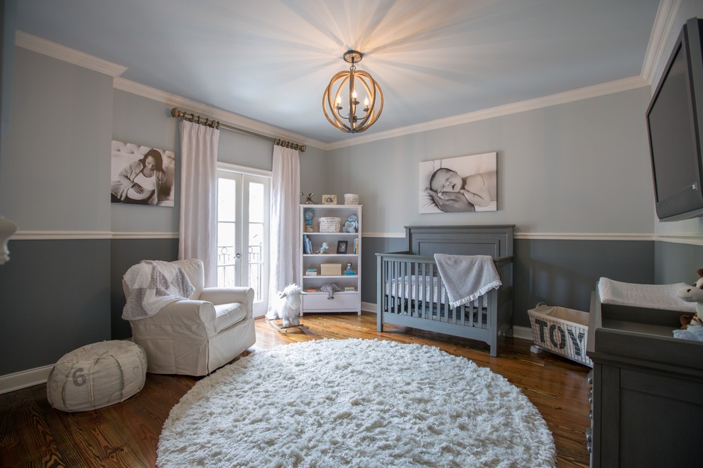 ニューオリンズにあるトランジショナルスタイルのおしゃれな赤ちゃん部屋 (グレーの壁、無垢フローリング、男女兼用) の写真