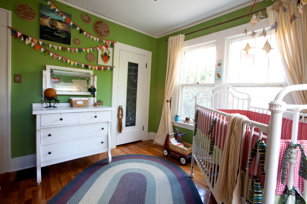 Stilmix Babyzimmer mit grüner Wandfarbe in Albuquerque