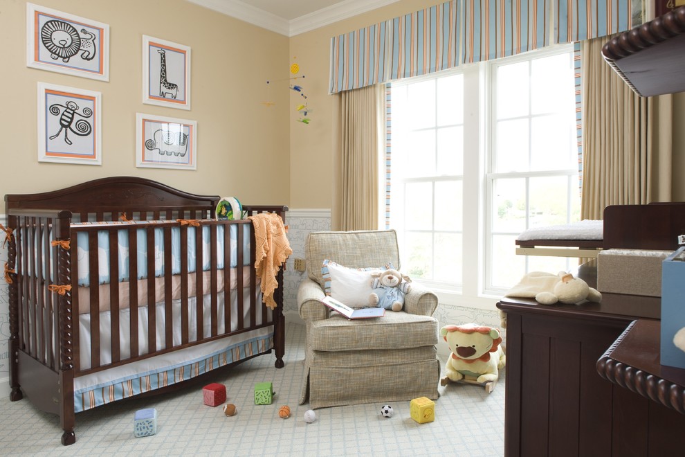 Пример оригинального дизайна: нейтральная комната для малыша среднего размера в классическом стиле с бежевыми стенами, ковровым покрытием и разноцветным полом