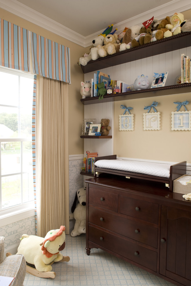 Ejemplo de habitación de bebé neutra clásica de tamaño medio con paredes beige, moqueta y suelo multicolor