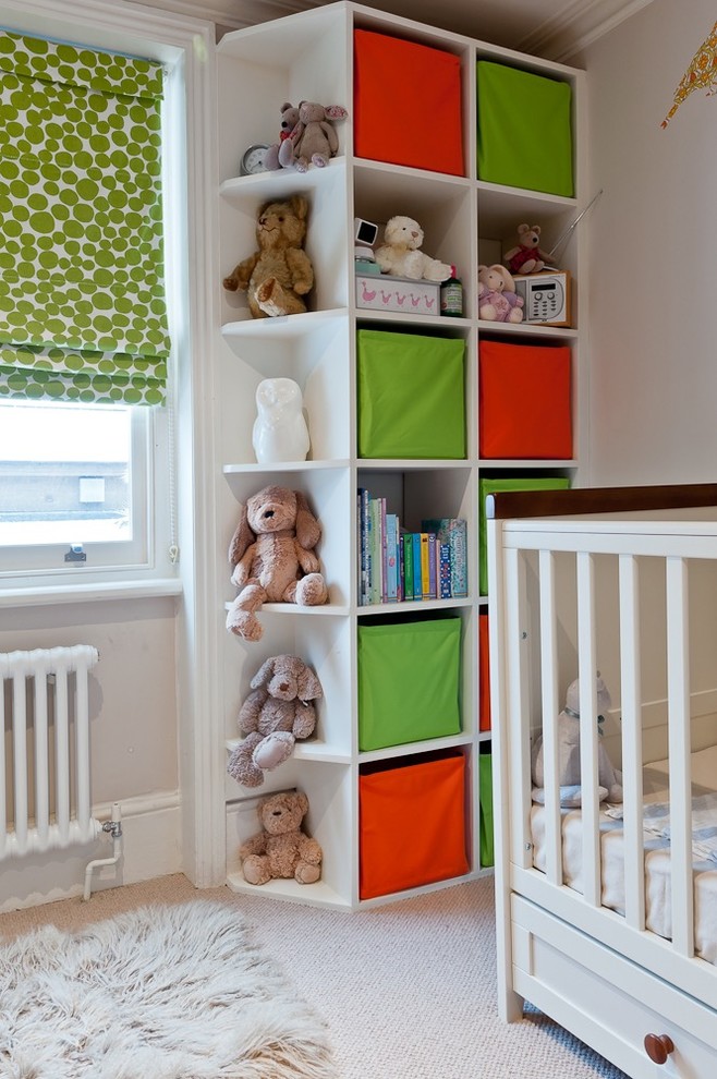 Modelo de habitación de bebé neutra ecléctica pequeña con paredes beige, moqueta y suelo beige