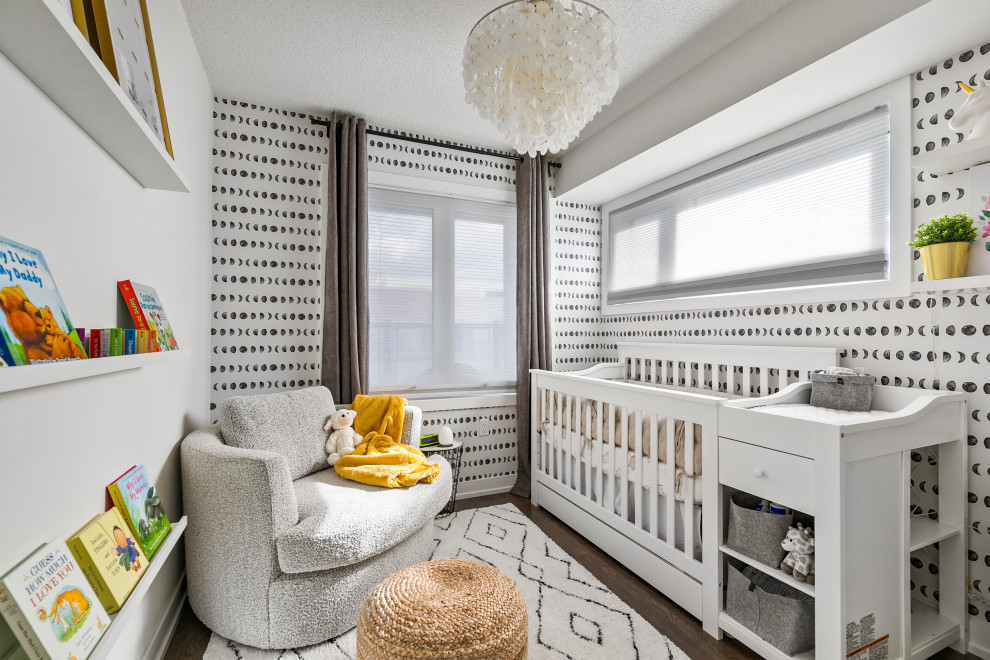 トロントにあるトランジショナルスタイルのおしゃれな赤ちゃん部屋 (マルチカラーの壁、濃色無垢フローリング、男女兼用、茶色い床、壁紙) の写真