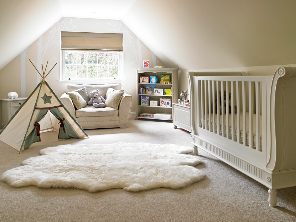 Пример оригинального дизайна: нейтральная комната для малыша в скандинавском стиле с бежевыми стенами, ковровым покрытием и бежевым полом