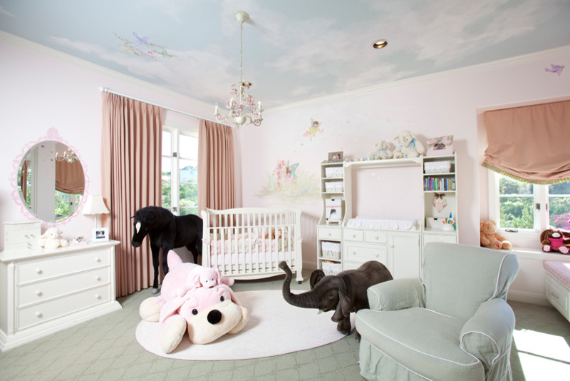 Exemple d'une grande chambre de bébé fille chic avec un mur rose et moquette.