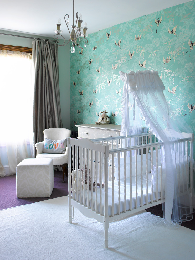 Diseño de habitación de bebé neutra clásica con paredes azules, moqueta y suelo violeta