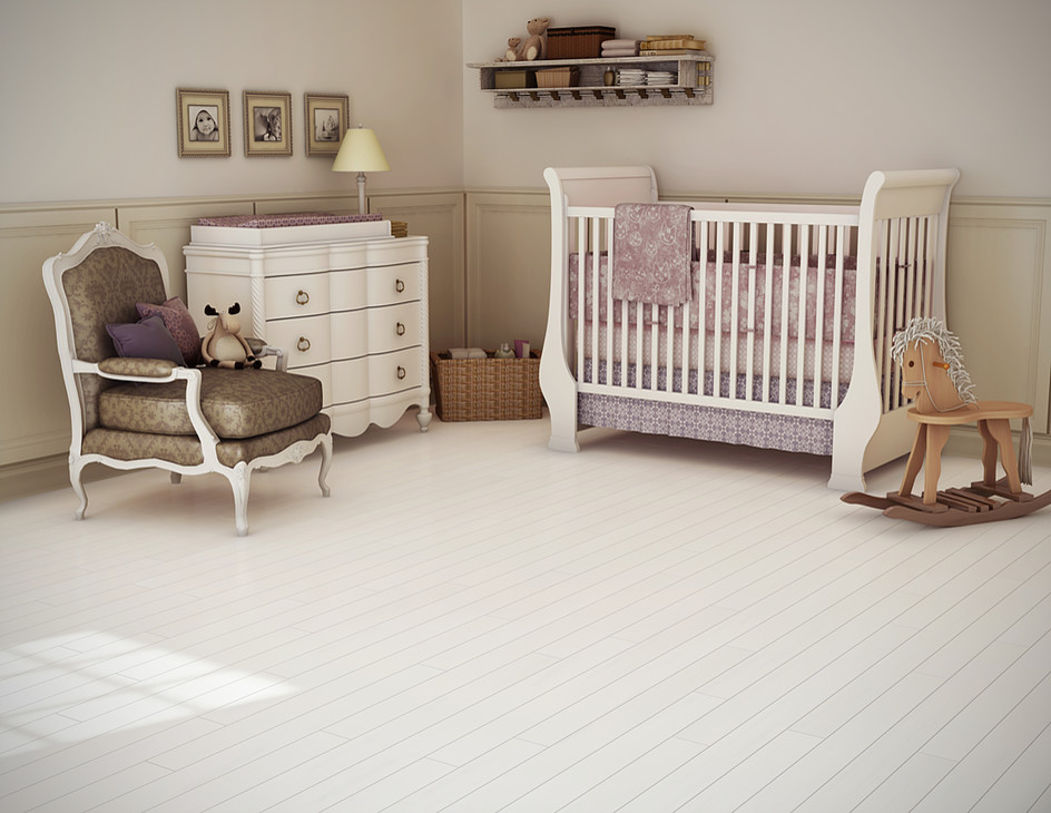 Idee per una cameretta per neonati chic di medie dimensioni con pareti beige, pavimento in legno verniciato e pavimento bianco
