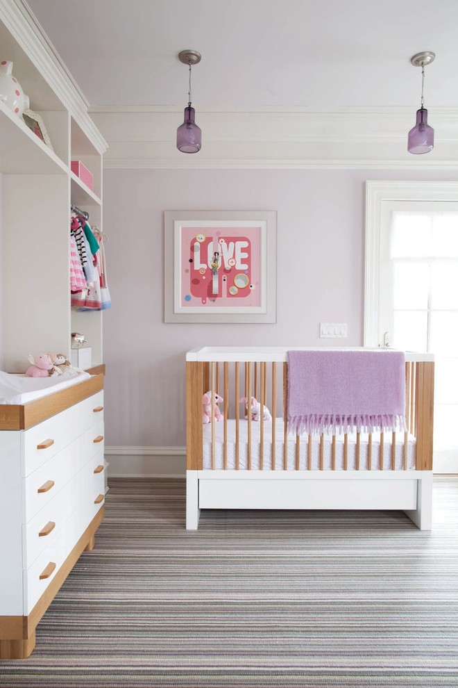Cette image montre une chambre de bébé fille traditionnelle avec un mur violet, moquette et un sol gris.