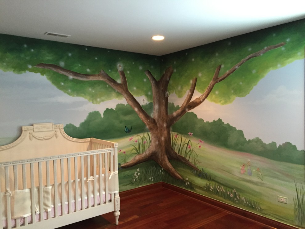 Mittelgroßes Klassisches Babyzimmer mit braunem Holzboden und bunten Wänden in Chicago