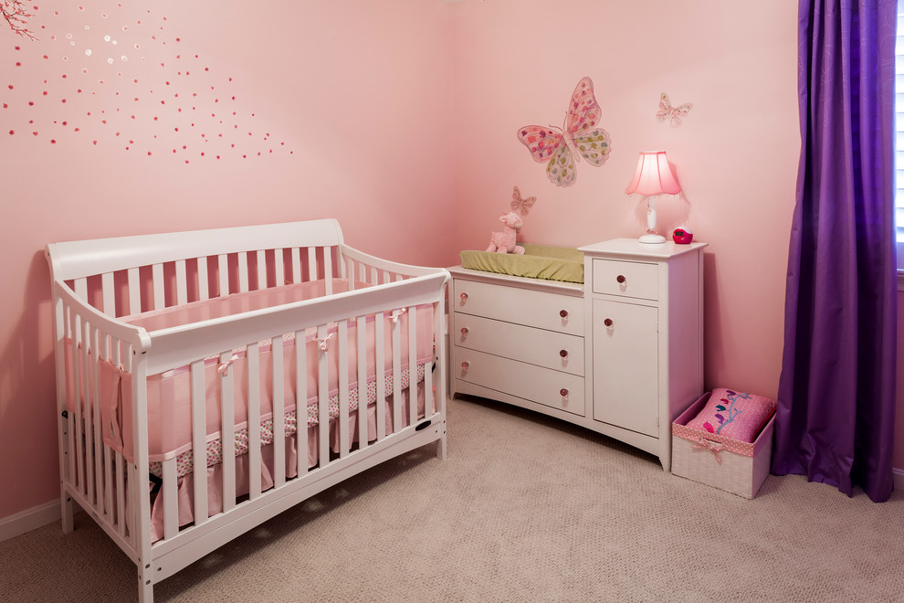 Стильный дизайн: комната для малыша с розовыми стенами и ковровым покрытием для девочки - последний тренд