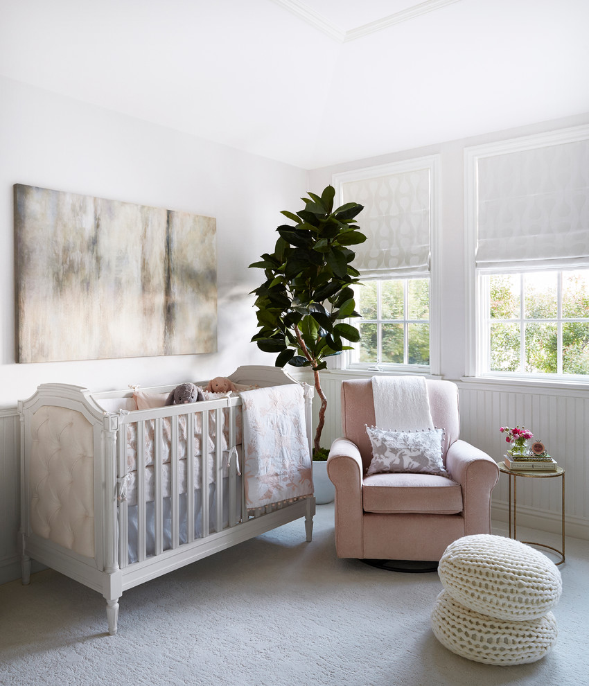 Immagine di una cameretta per neonata chic con pareti bianche, moquette e pavimento bianco