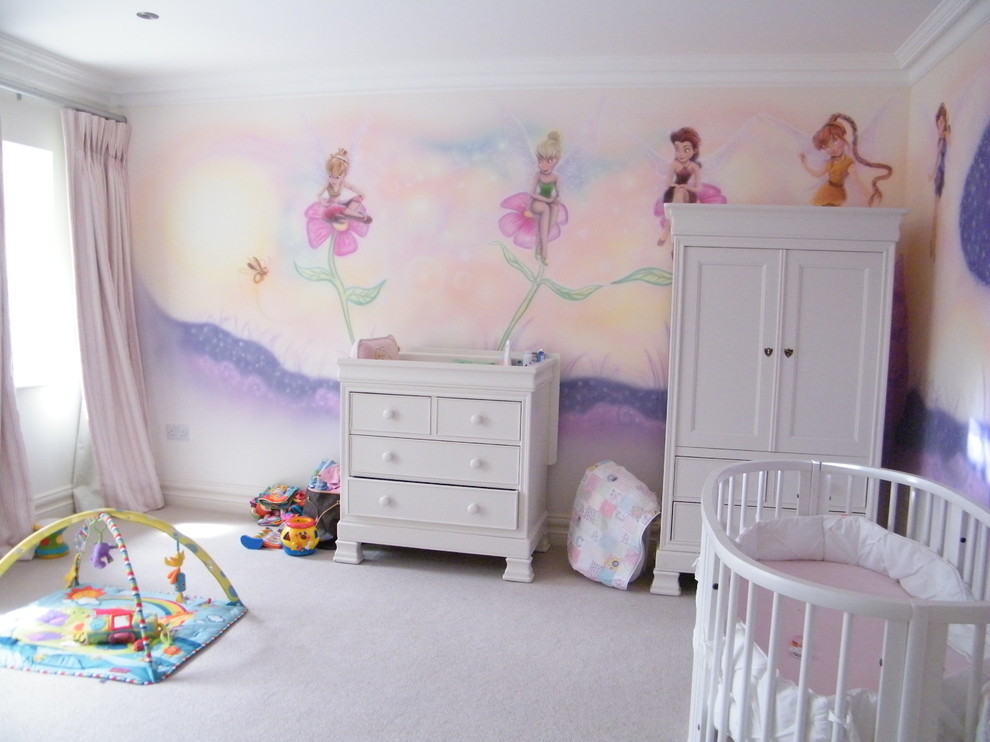 Idées déco pour une grande chambre de bébé fille moderne avec un mur multicolore et moquette.