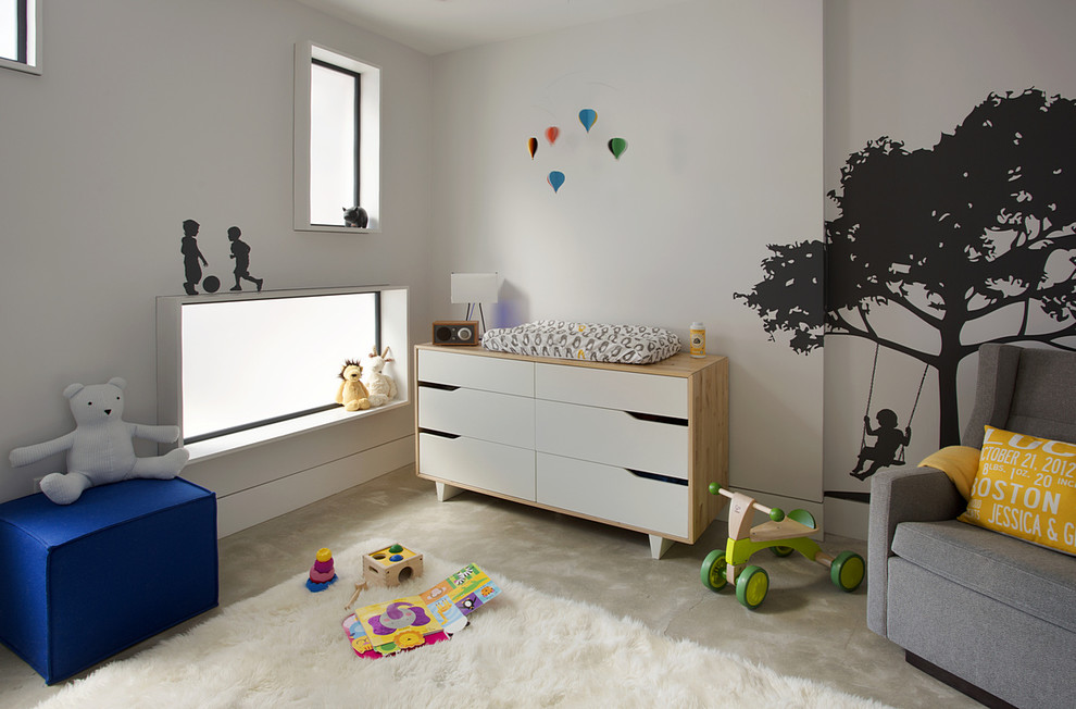 Пример оригинального дизайна: нейтральная комната для малыша среднего размера в современном стиле с белыми стенами, ковровым покрытием и бежевым полом